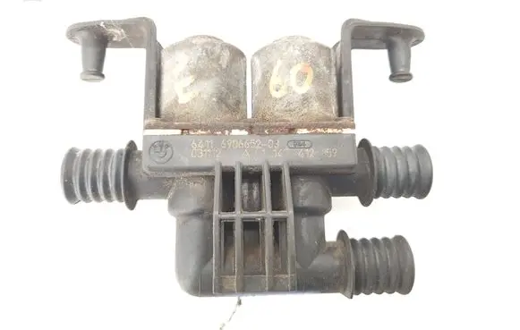 BMW 5 E60 E61 Coolant heater control valve 6906652 64116906652