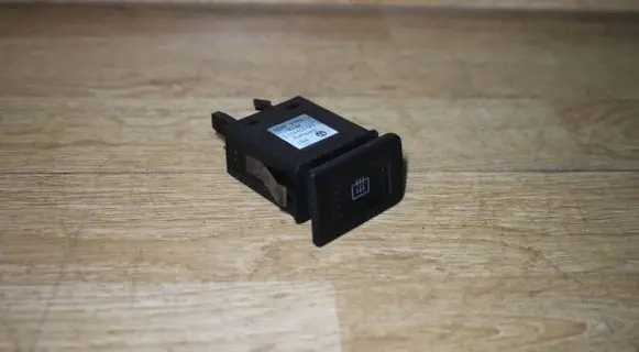 Volkswagen Golf IV Windscreen/window heater switch 1J0959621C