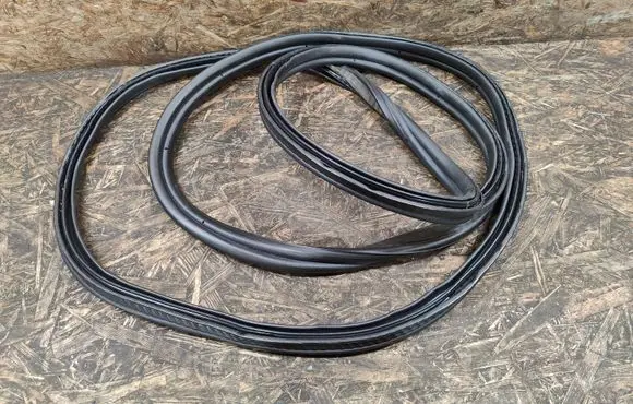 Land Rover Discovery 5 Trunk rubber seal (body) 