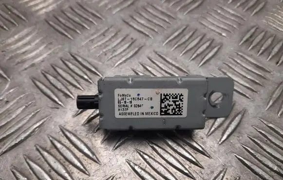 Ford Explorer VI Aerial antenna amplifier LJ6T18C847CB