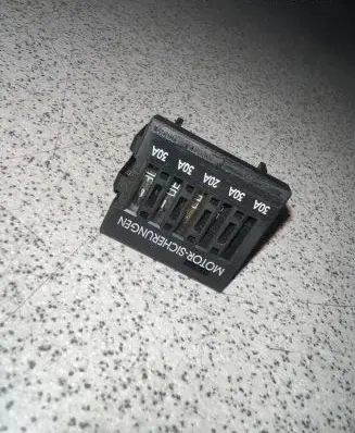 BMW 7 E38 Fuse module 1740558