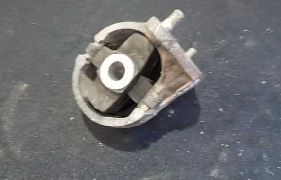 Ford Mondeo MK II Engine mount bracket 98bb6p020aa