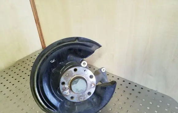Rear wheel hub