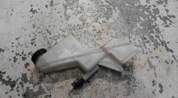 Renault Austral Brake fluid reservoir 