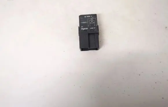 Volvo S40, V40 Other relay mb953382