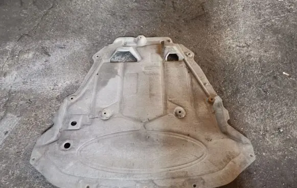 Center/middle under tray cover