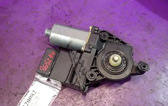 Volkswagen PASSAT B5 Front door window regulator motor 0130821696