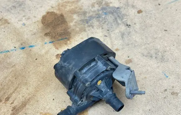 Peugeot 3008 I Water pump 9818812580