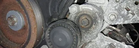 Renault Megane III Generator/alternator belt tensioner 