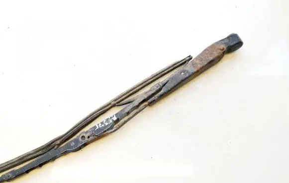 Rear wiper blade arm