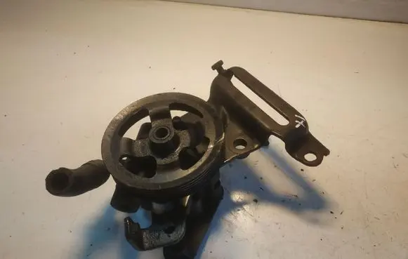 Toyota Avensis T250 Power steering pump U09