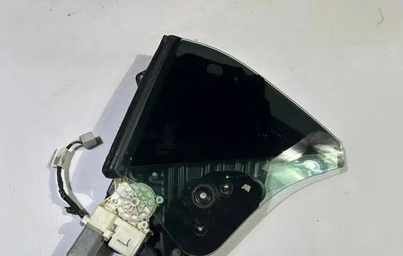 Ford Mustang VI Rear side window 98753454