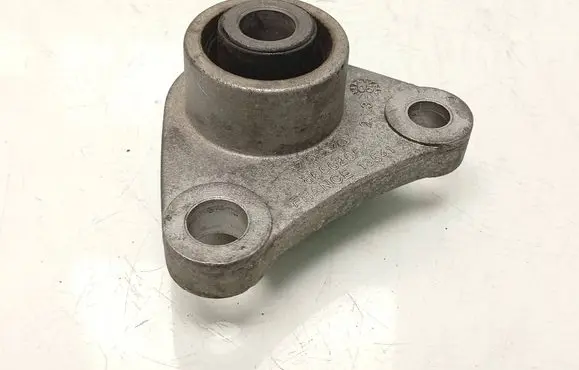 Volvo XC70 Engine mount bracket 8666205