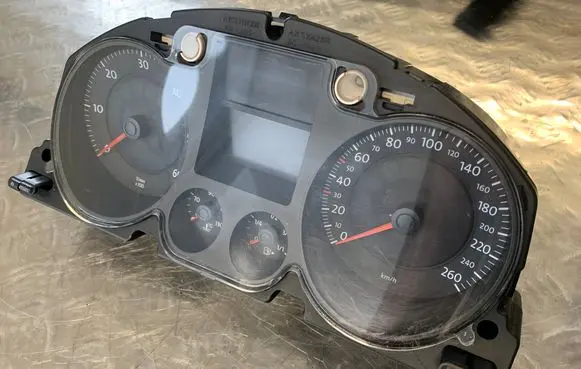 Volkswagen PASSAT B6 Speedometer (instrument cluster) 3C0920852R