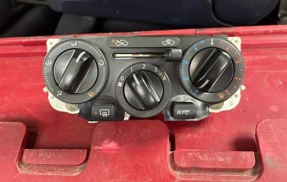 Nissan Note (E11) Interior fan control switch N103009C