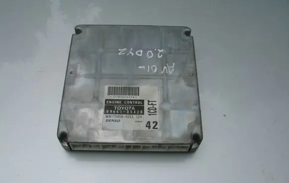 Toyota Avensis T220 Engine control unit/module 8966105420