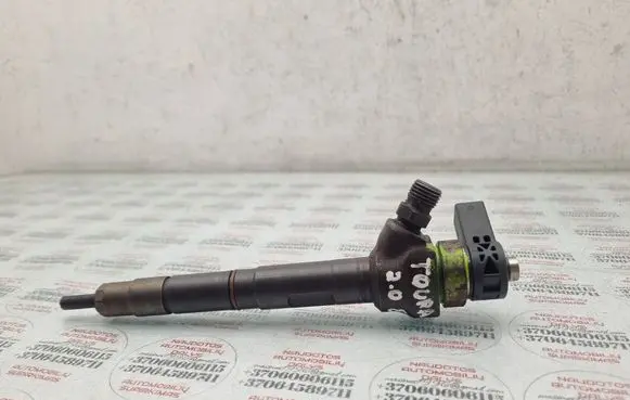 Volkswagen Touran II Fuel injector 03L130277J