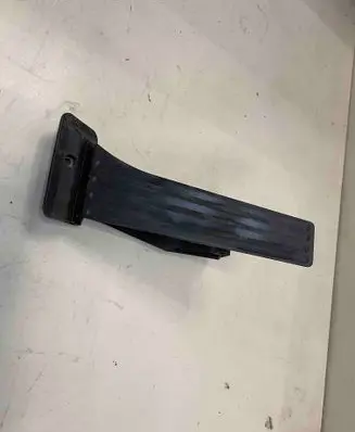 Accelerator throttle pedal
