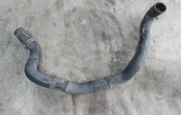 Coolant pipe/hose