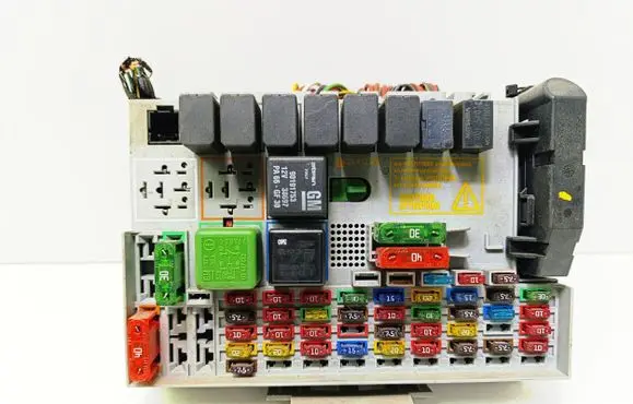 Opel Zafira A Fuse module 24431677