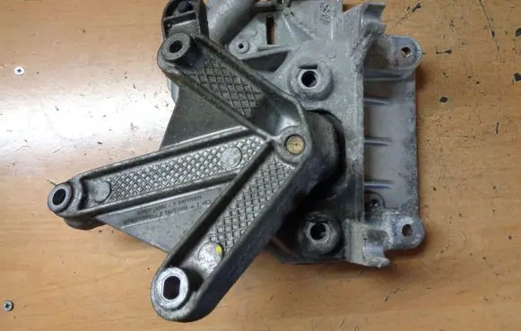 Nissan Note (E11) Gearbox mounting bracket 8200043084