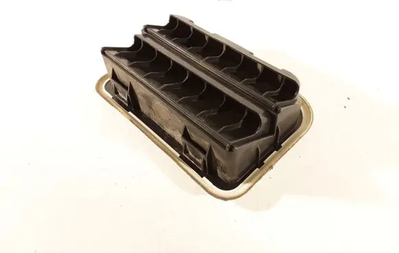 Quarter panel pressure vent