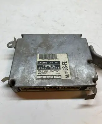 Toyota Avensis T220 Engine control unit/module 8966105250 MB1757009121