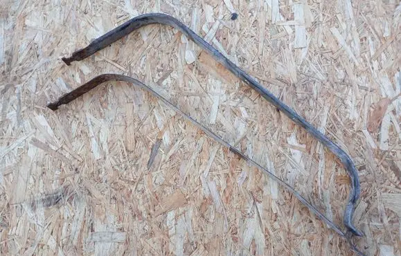Fuel tank mounting bracket