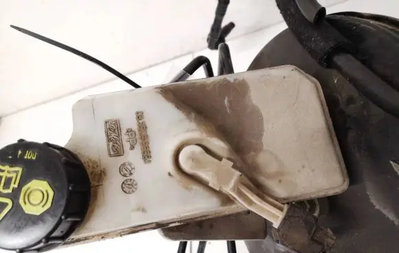 Volvo V50 Brake fluid reservoir 03350886551