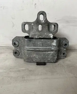 Volkswagen PASSAT B6 Engine mount bracket 1K0199555