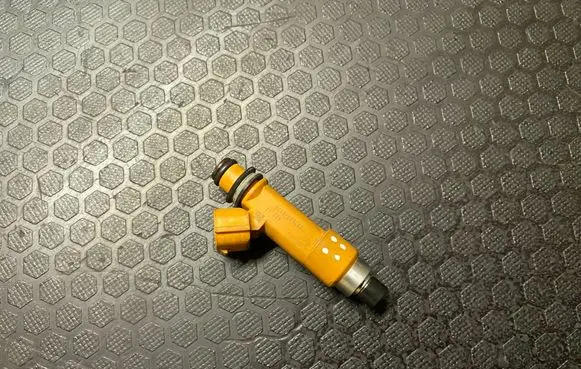 Suzuki Swift I Fuel injector 2975000120
