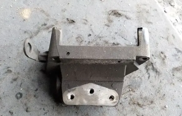 Opel Corsa D Engine mounting bracket 55197848