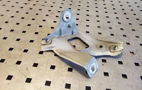 Fender mounting bracket