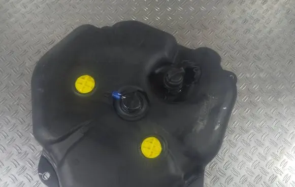 Mercedes-Benz CLS C218 X218 AdBlue liquid reservoir A2124700200 1020658 0163