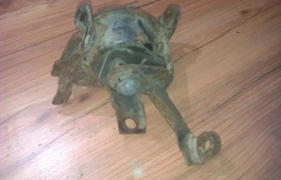 Ford Mondeo MK II Engine mount bracket 97bb7m125aa
