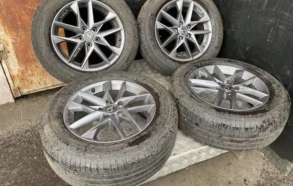 Lexus LBX R17 alloy rim