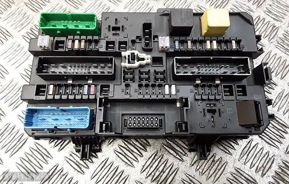 Opel Astra H Fuse module 13145014 13145014ca