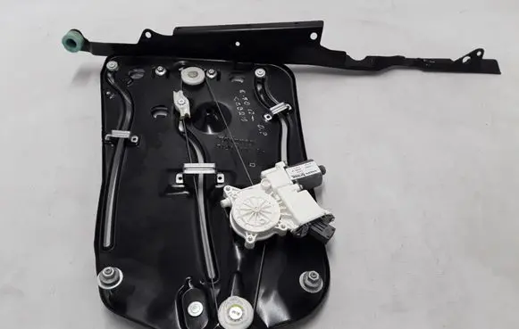 Rear window lifting mechanism without motor