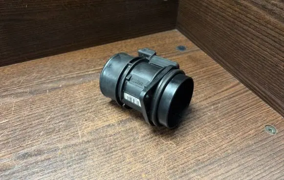 Opel Vivaro Mass air flow meter 7700109812 H7700104426