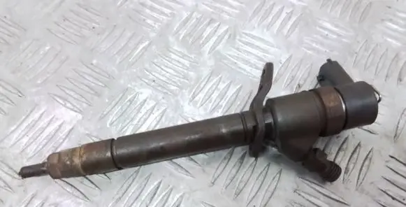 Volvo XC70 Fuel injector 30777526