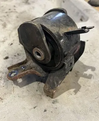 Hyundai Tucson JM Engine mount bracket