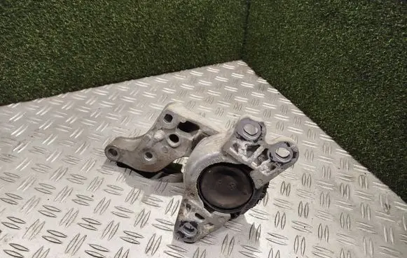 Opel Vivaro Engine mount bracket 112101360R