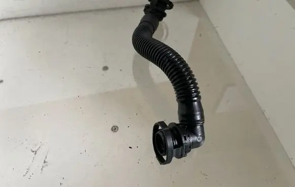 Volkswagen Touran II Breather hose/pipe 03L103493AE