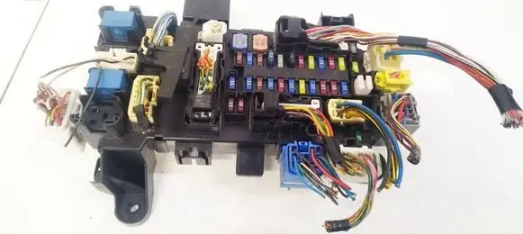 Suzuki Grand Vitara II Fuse box set 15576D10 USE