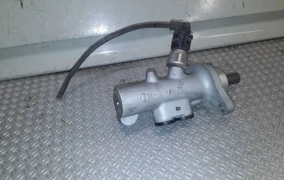 Volkswagen Touareg I Master brake cylinder