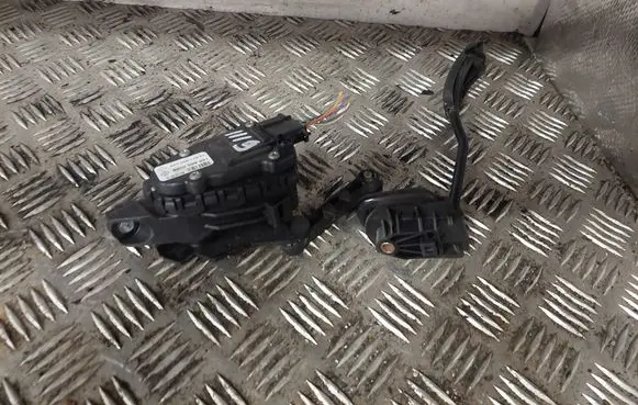 Accelerator throttle pedal
