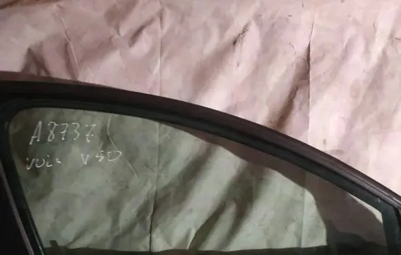 Volvo V50 Front door window glass four-door