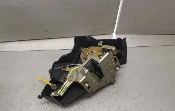 Mercedes-Benz C W202 Rear door lock 2027300635 2027330408