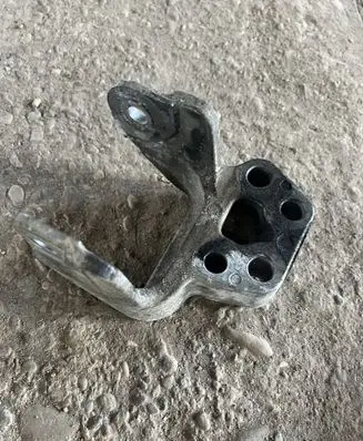 Peugeot 4007 Engine mounting bracket