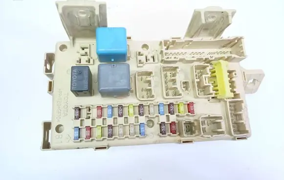 Toyota Avensis T250 Fuse module 82641CA010F 4440418678 04102821135302